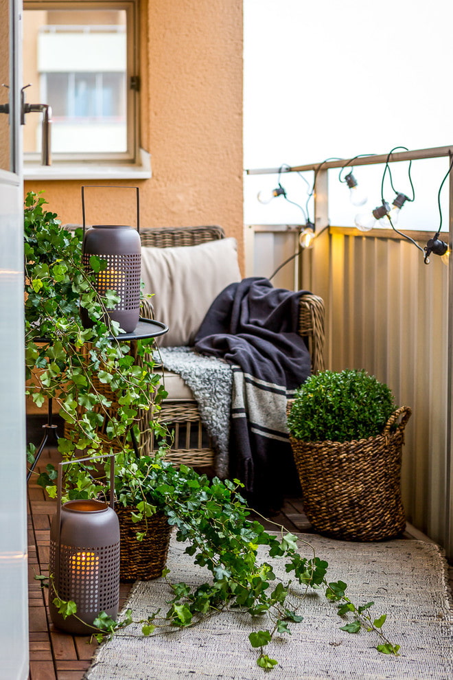 déco et plantes sur la loggia dans le style scandinave