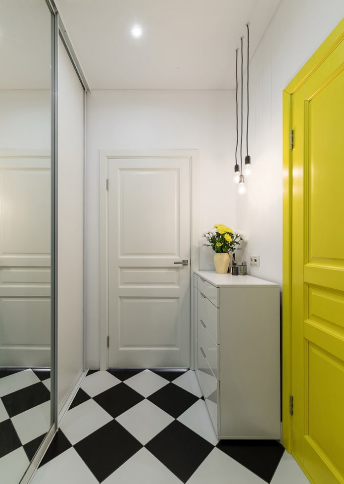 couloir blanc avec porte jaune