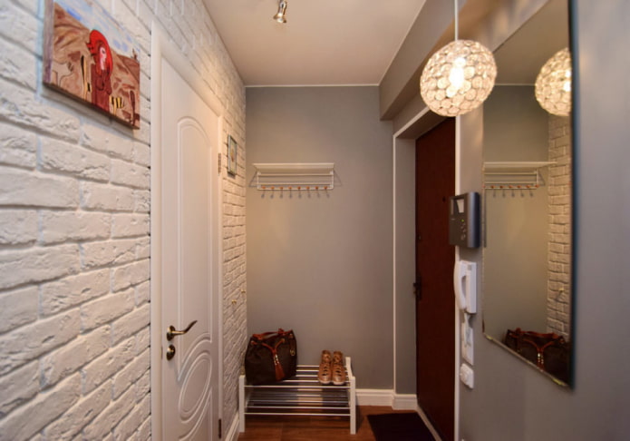 plafond tendu mat dans un couloir étroit