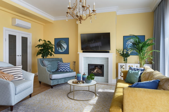 cheminée dans le hall à l'intérieur de l'appartement