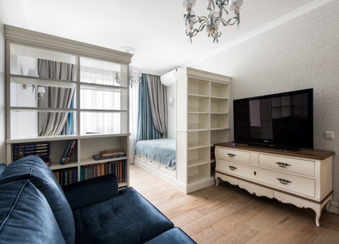 couchage dans le salon de l'appartement Khrouchtchev