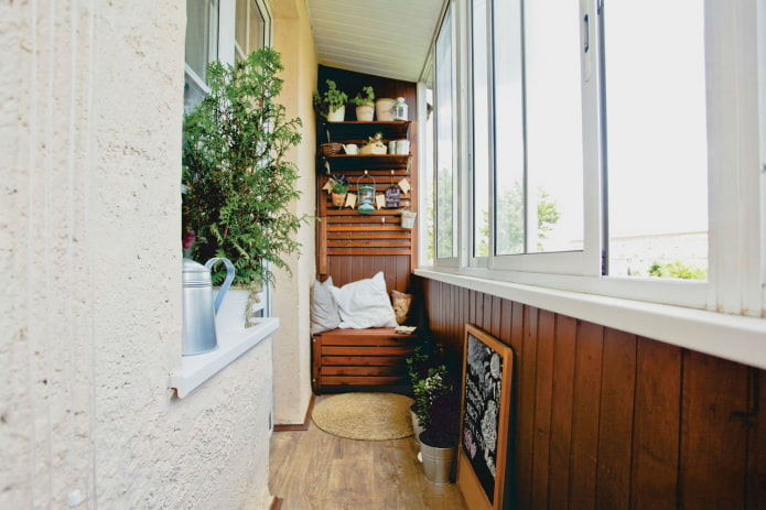 rideaux et décoration sur le balcon de l'appartement Khrouchtchev