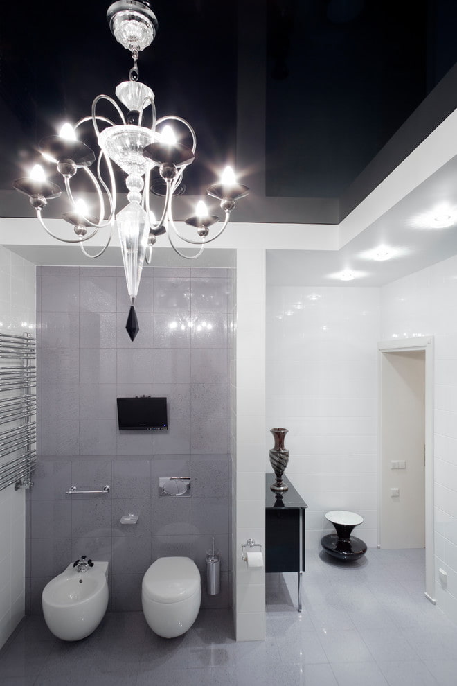 plafond tendu avec un lustre dans la salle de bain