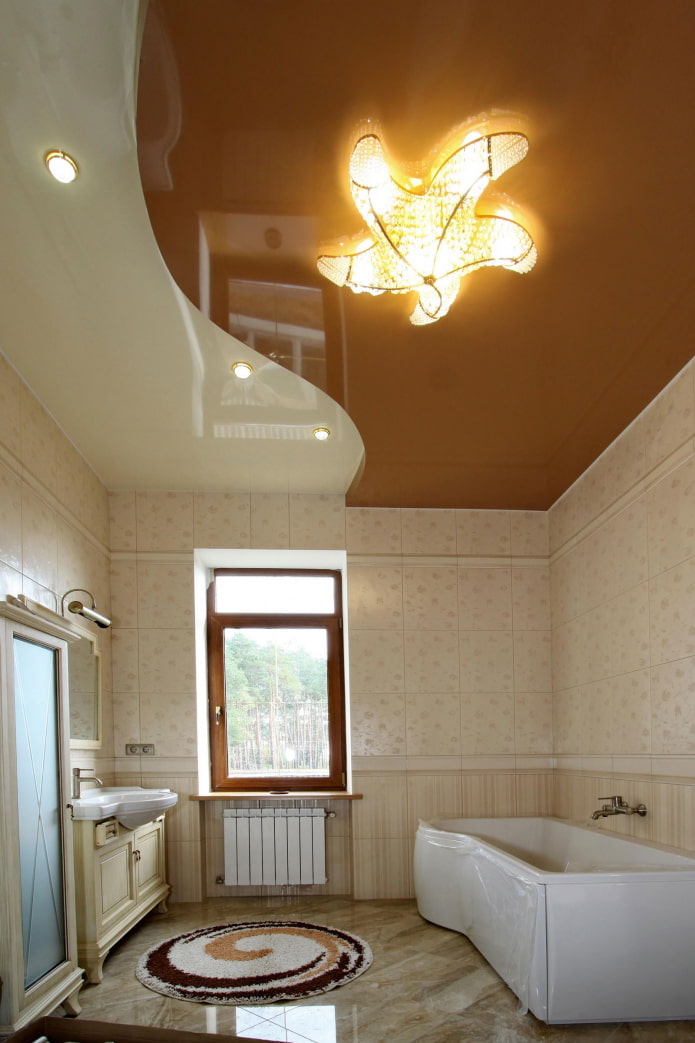 plafond tendu avec un lustre dans la salle de bain