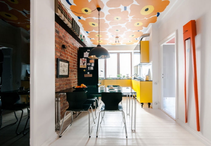 plafond tendu avec un lustre dans la cuisine