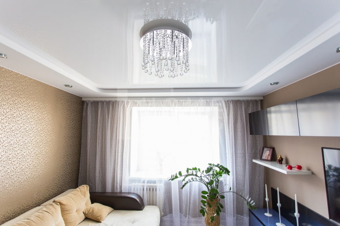 plafond tendu avec un lustre à l'intérieur