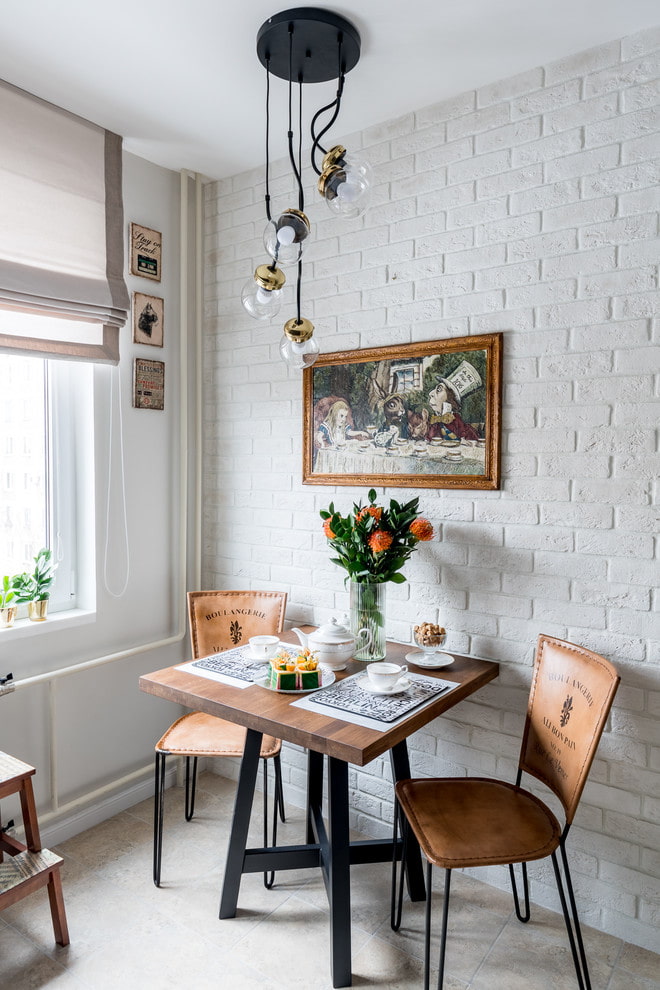 lustre au-dessus de la table à manger dans la cuisine