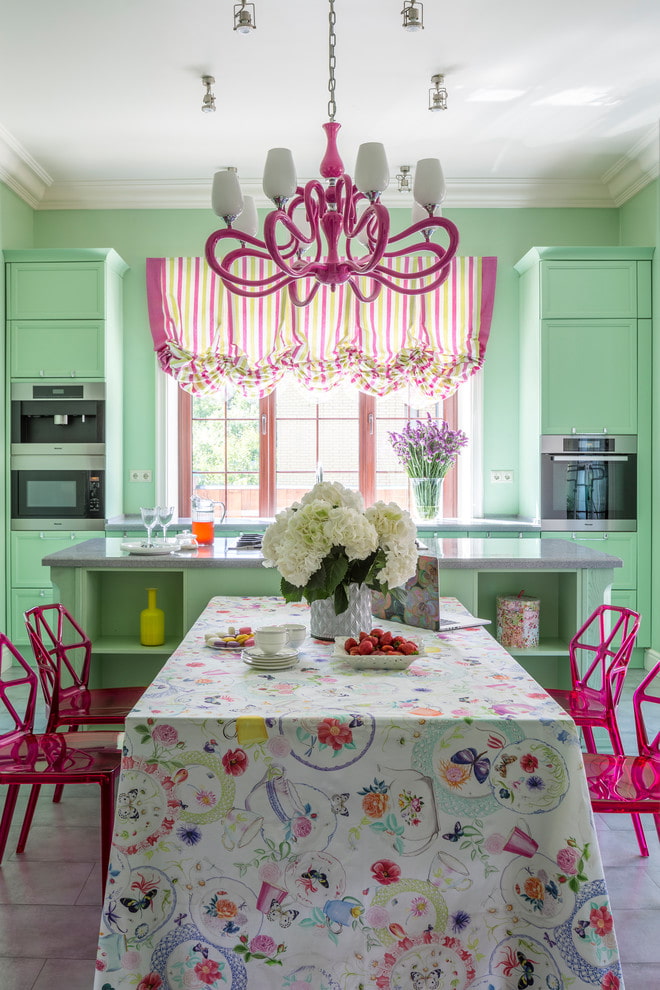 lustre au plafond à l'intérieur de la cuisine