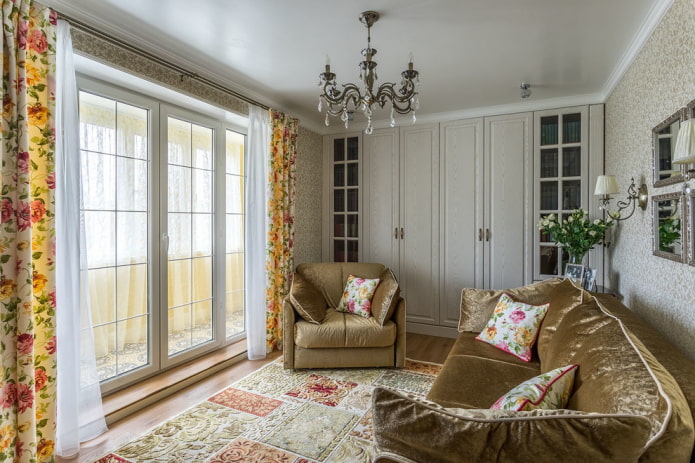 lustre à l'intérieur de la salle dans un style classique