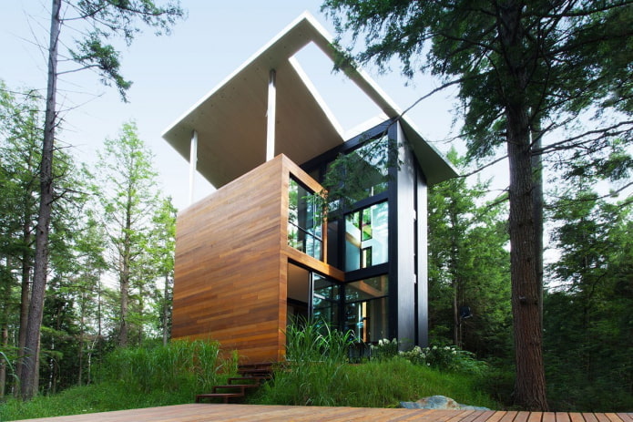 maison de style high-tech dans la forêt