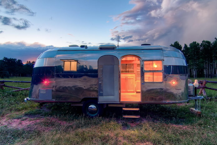 camping-car à l'extérieur