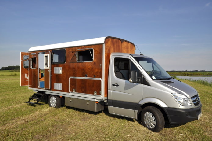 camping-car à l'extérieur