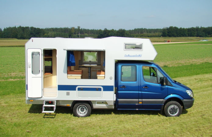 camping-car à l'extérieur