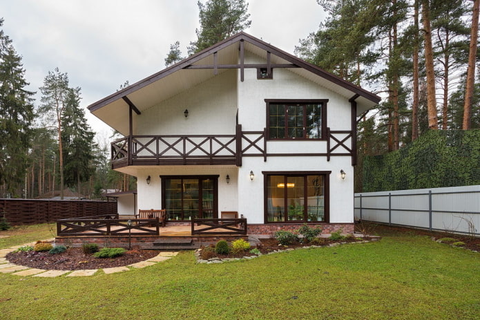 finition de la façade de la maison dans le style des colombages