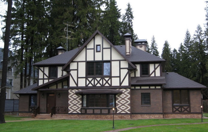 finition de la façade de la maison dans le style des colombages