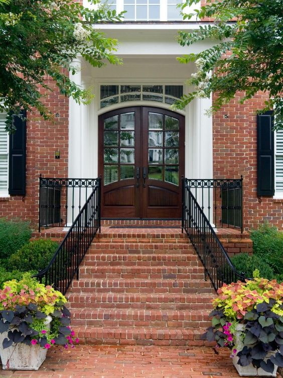 bahay na may brick porch