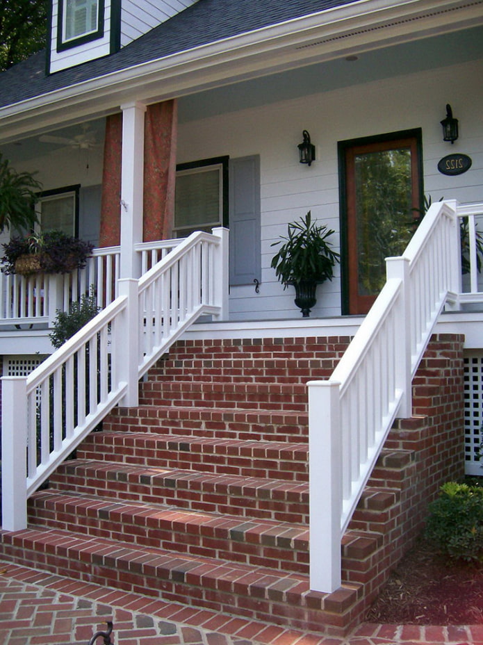 bahay na may brick porch