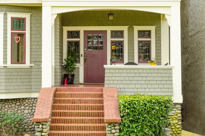 bahay na may brick porch