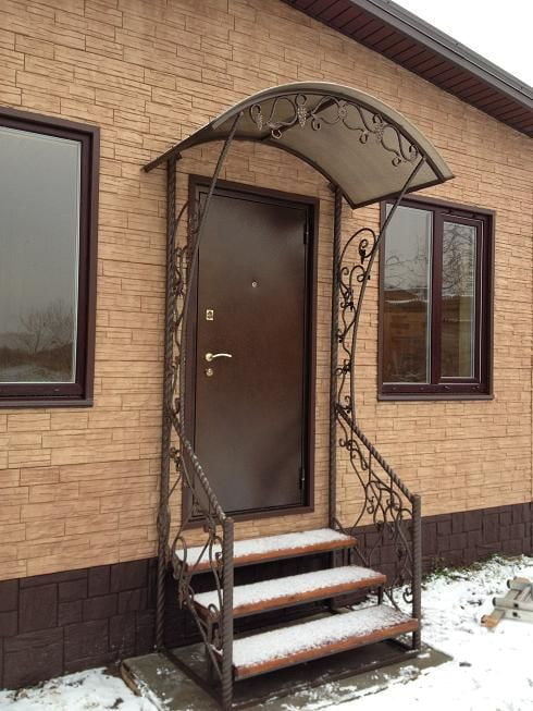 maison avec un porche en métal