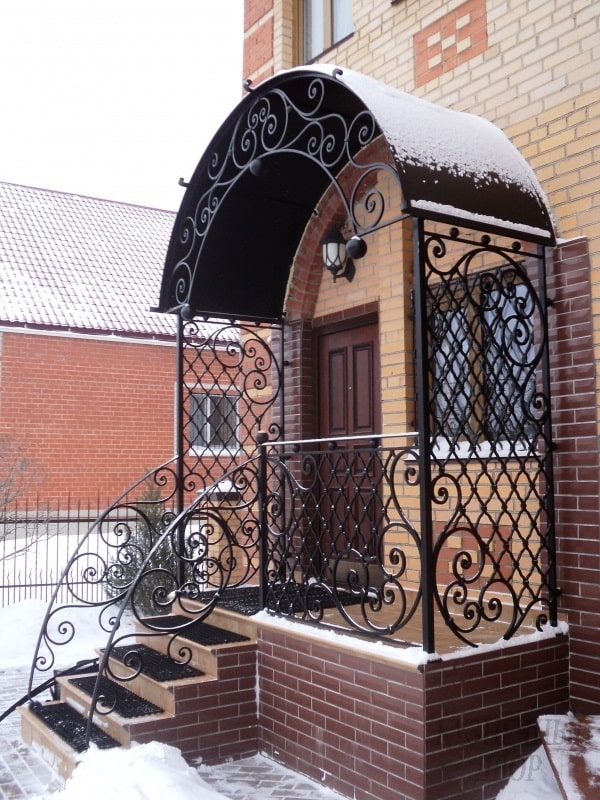 maison avec un porche en métal