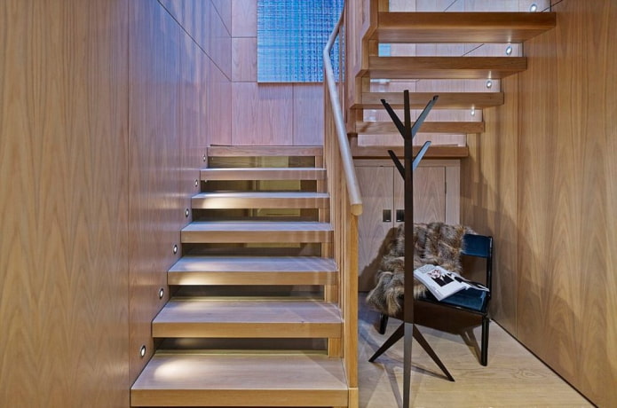 escalier avec spots dans la maison