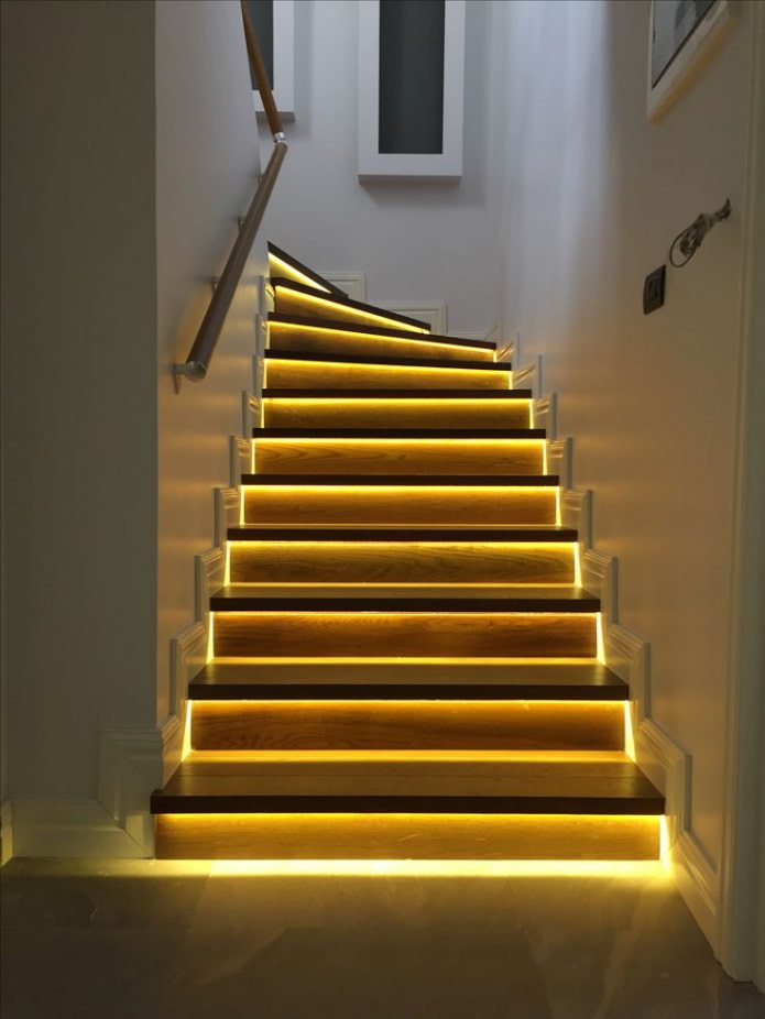 escalier avec marches illuminées dans la maison