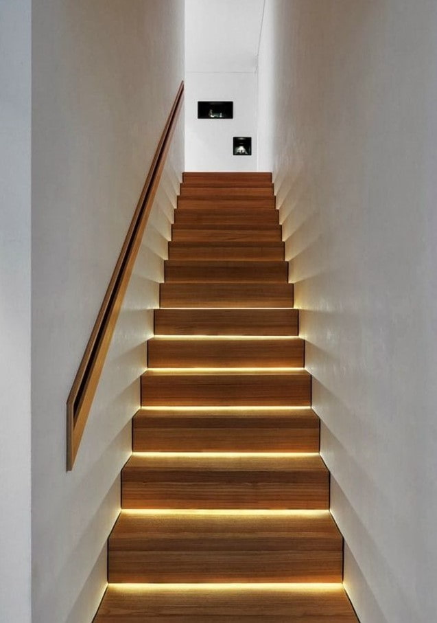 escalier avec éclairage led dans la maison