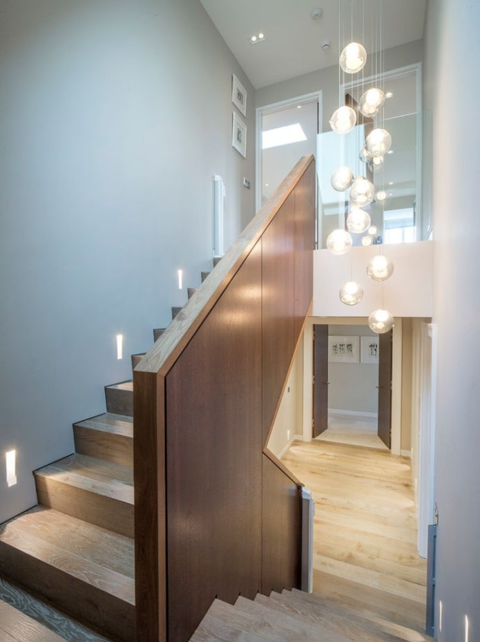 lustre au-dessus des escaliers à l'intérieur de la maison