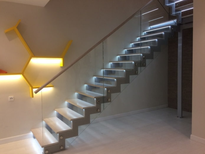 escalier métallique illuminé à l'intérieur de la maison