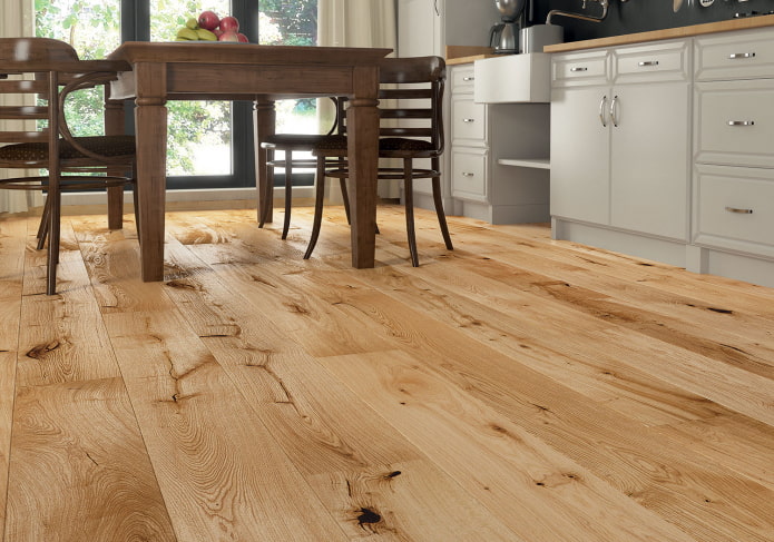 planche de parquet naturel dans la cuisine