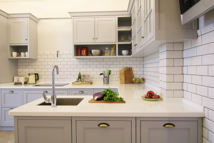 tablier sous une brique à l'intérieur de la cuisine