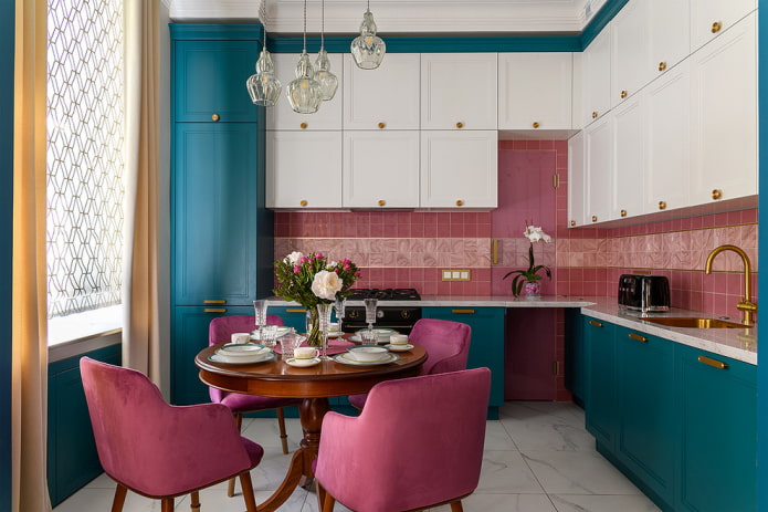 cuisine aux couleurs turquoise avec des accents lumineux