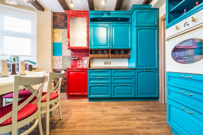 cuisine aux couleurs turquoise avec des accents lumineux