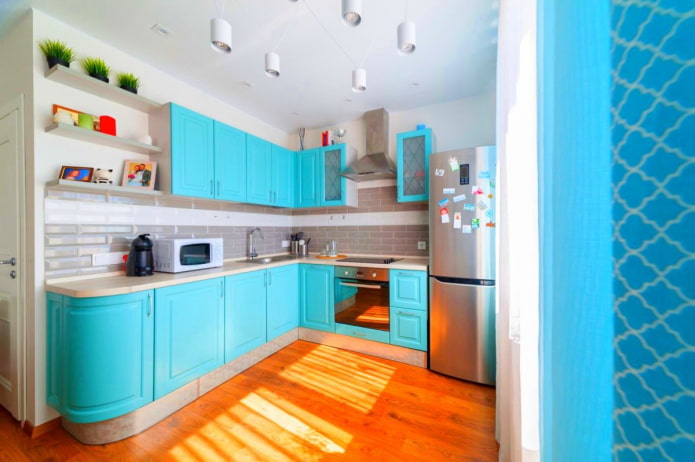 le sol à l'intérieur de la cuisine est turquoise