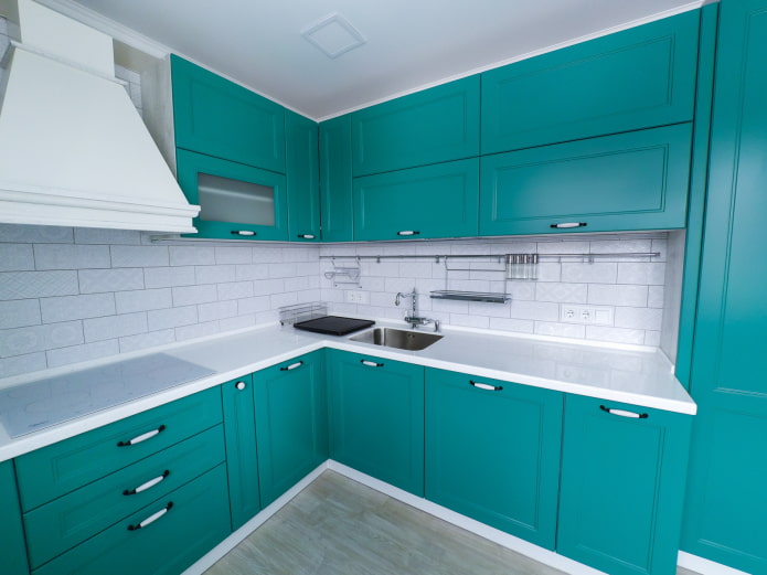 intérieur de cuisine aux couleurs blanc et turquoise