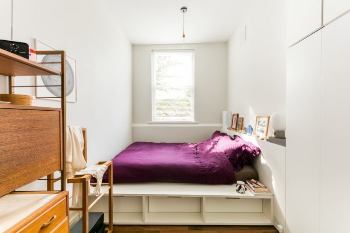 lit sur le podium à l'intérieur de la chambre