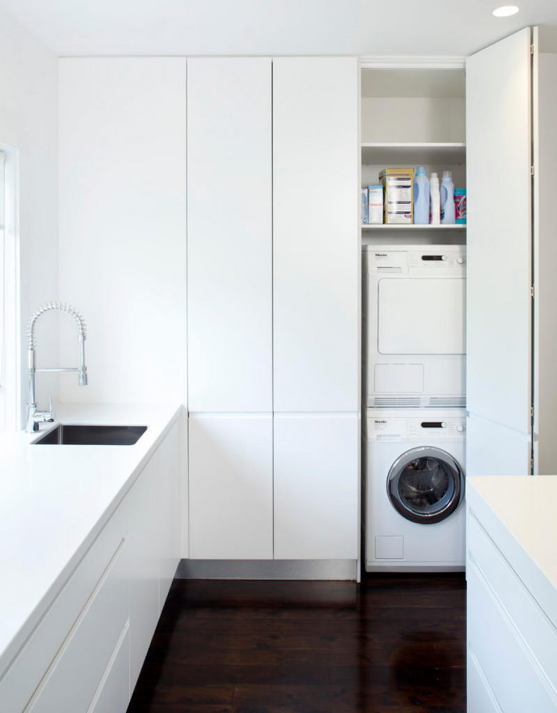 niche dans le meuble de lavage