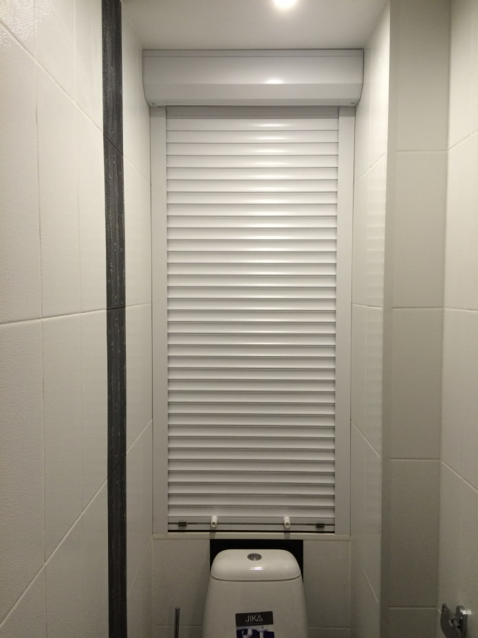 Mga puting roller shutter