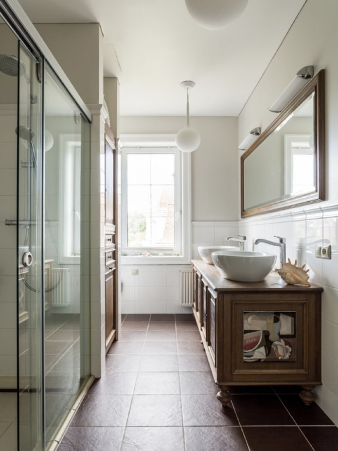 salle de bain étroite dans la maison