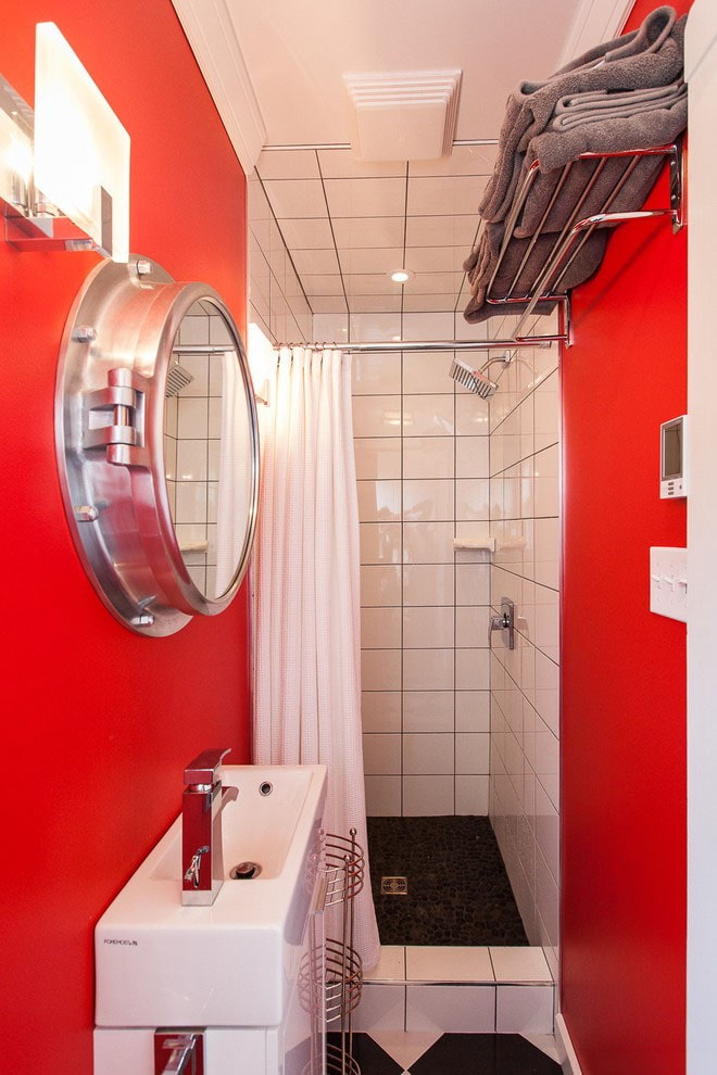 salle de bain rouge