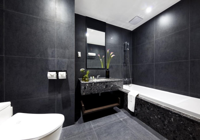 grand carrelage dans la salle de bain