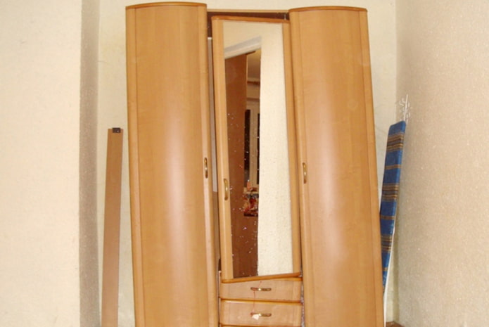 Armoire cassée