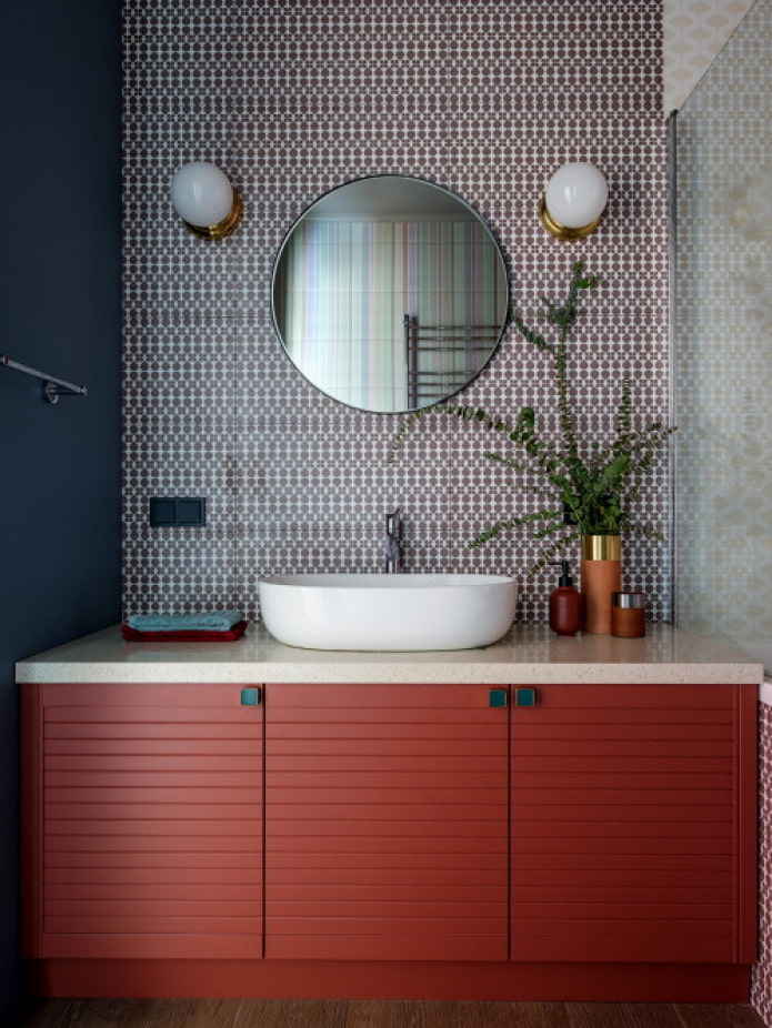 salle de bain avec armoire rouge