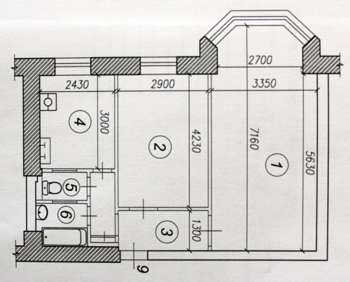 Layout ng stalinka na may isang bay window