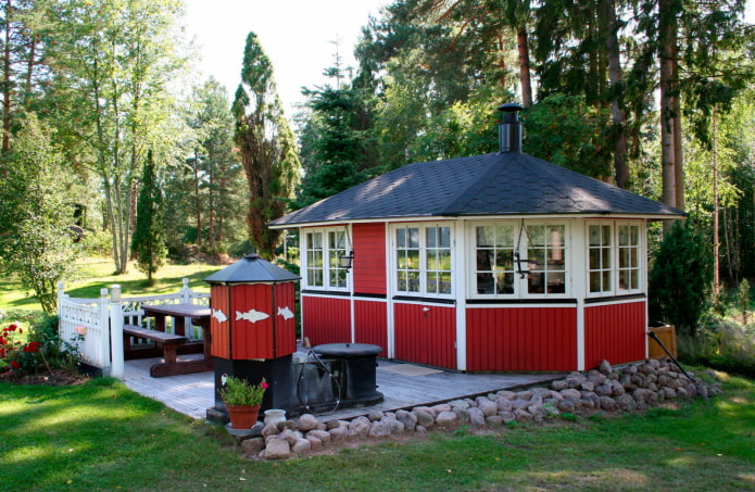 maison de grill dans le jardin