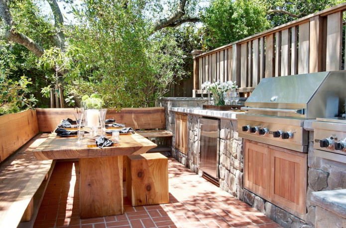 une table pour une résidence d'été en bois