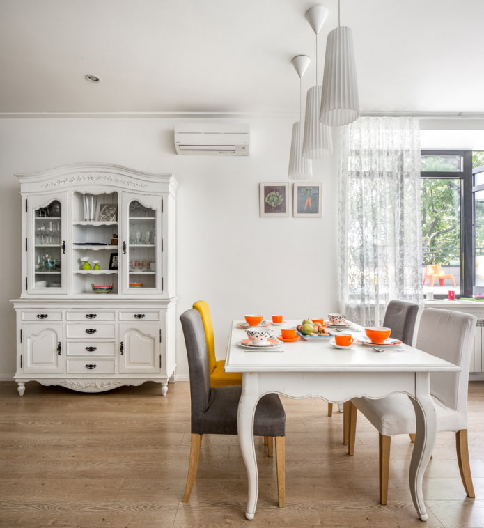 buffet blanc dans la salle à manger