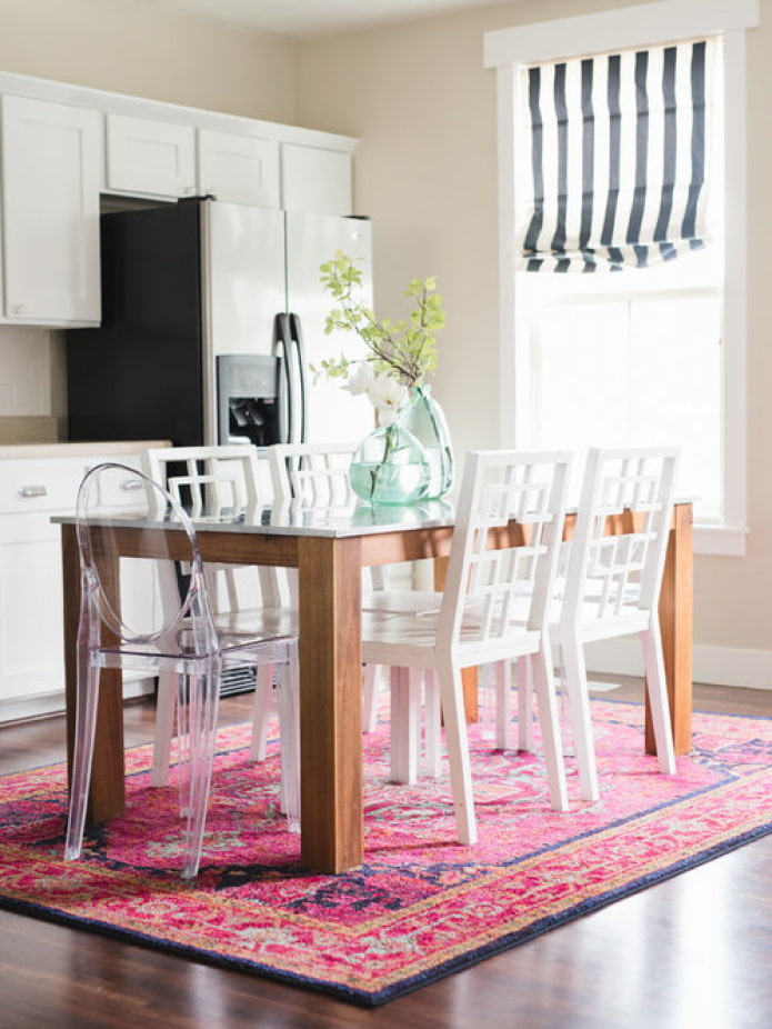 tapis sous la table dans la cuisine