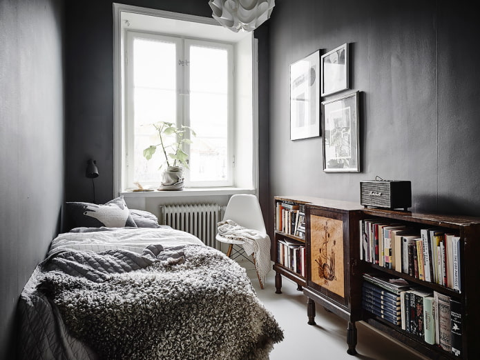 Intérieur sombre d'une petite chambre