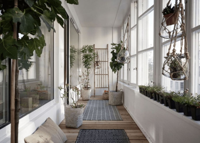 balcon confortable avec des plantes